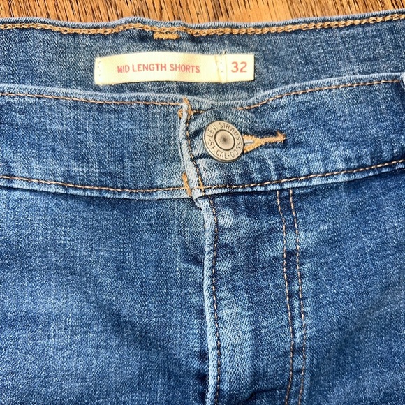 Levi’s Mid-Length Shorts Size 32 - Picture 2 of 6